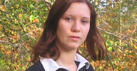 Studentka wybrała się do pubu i nigdy nie wróciła do domu. Później jej rodzina dostawała dziwne telefony od zaginionej