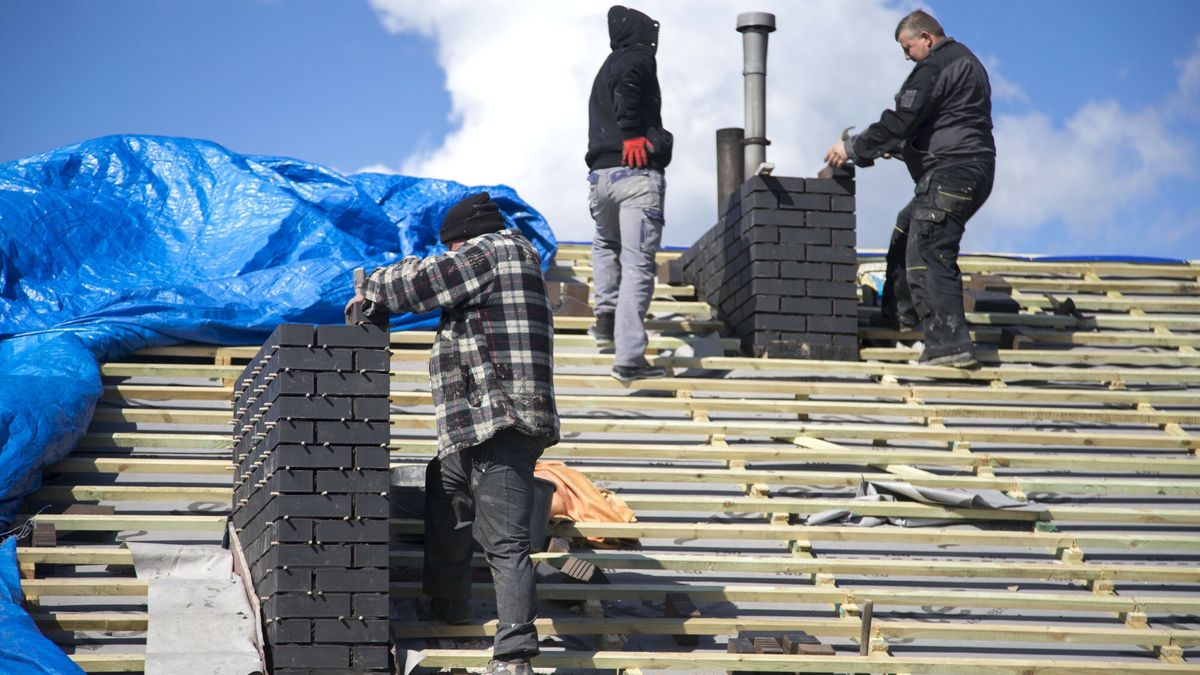 East News archiwum4
Fot. Krystian Polak/East News. Zielona Gora 13.04.2017. Niebezpieczna praca na wysokosci. Mezczyzni pracuja remontujac dach, stawiaja kominki pomimo silnego wiatru.
Krystian Polak