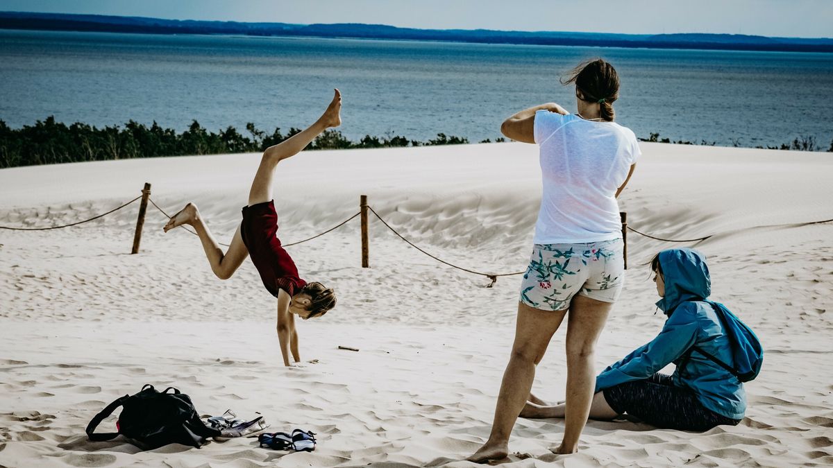 Polska DaZa
fot. Dariusz Zarod/East News 2019.07.24  Leba to jeden z najpopularniejszych polskich kurortow nad Morzem Baltyckim.  Jedna z atrakcji jest spacer brzegiem morza w kierunku Slowinskiego Parku Narodowego. N/z Wydmy ruchome w poblizu Leby.
Dariusz ZAROD