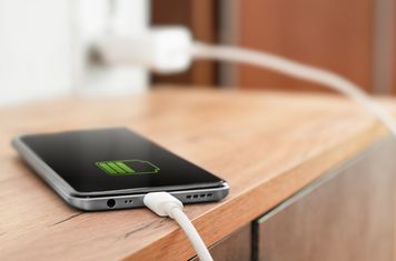 Polecane telefony z dobrą, dużą baterią. TOP modeli, które długo działają