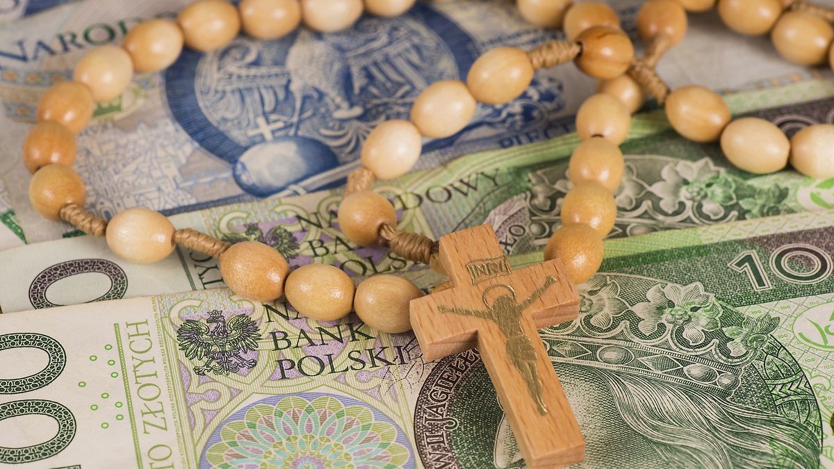 Ile zarabia Kościół katolicki? Niektórzy wierni mogą się mocno zdziwić, skąd duchowni czerpią zyski 