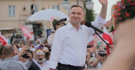 Afera mailowa. Zadziwiający wątek o Andrzeju Dudzie, COVID-19 i relikwiach św. Jadwigi Śląskiej