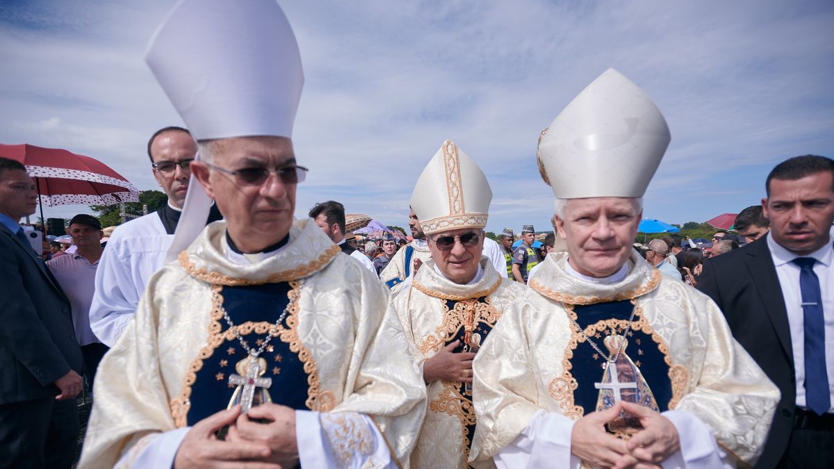 Giovanni Angelo Becciu (w środku) brał udział w wyprowadzaniu pieniędzy z Watykanu.