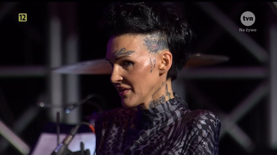 Agnieszka Chylińska ROZPŁAKAŁA SIĘ na scenie na widok brata