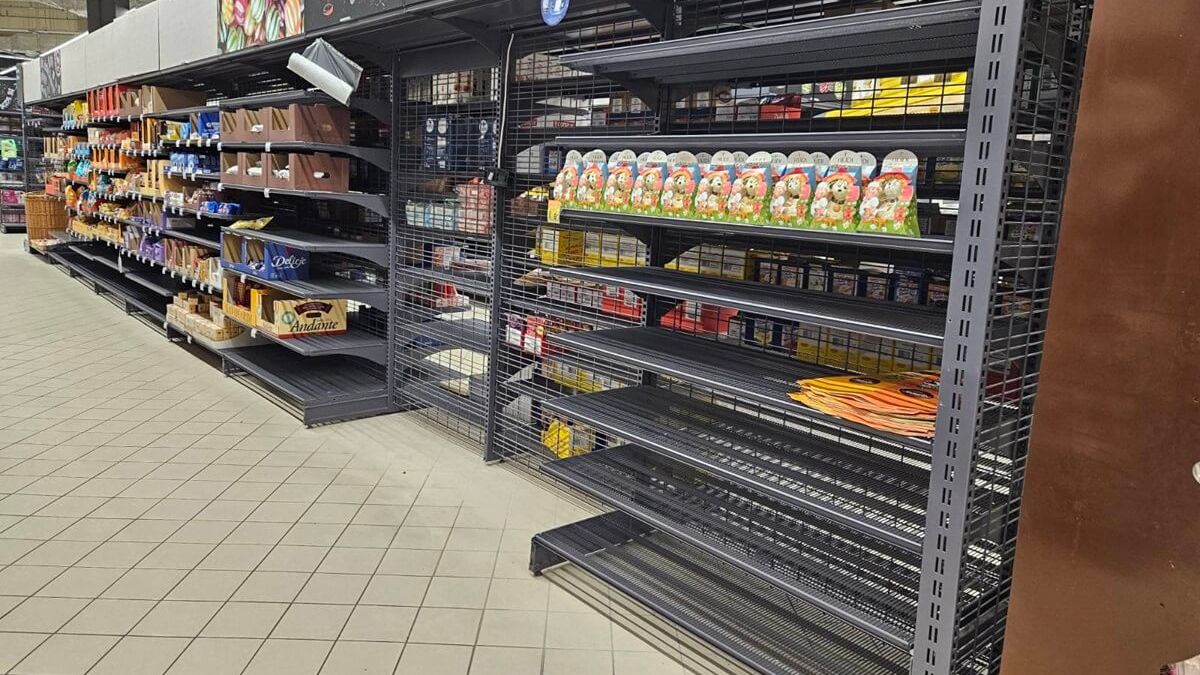Puste półki w sklepie Carrefour w Galerii Olimp