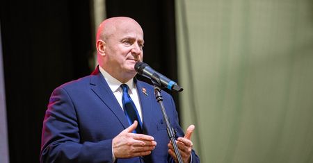 Marszałek przeznaczył ponad 2,3 mln zł na nagrody pieniężne dla pracowników. Kto i ile dostał?