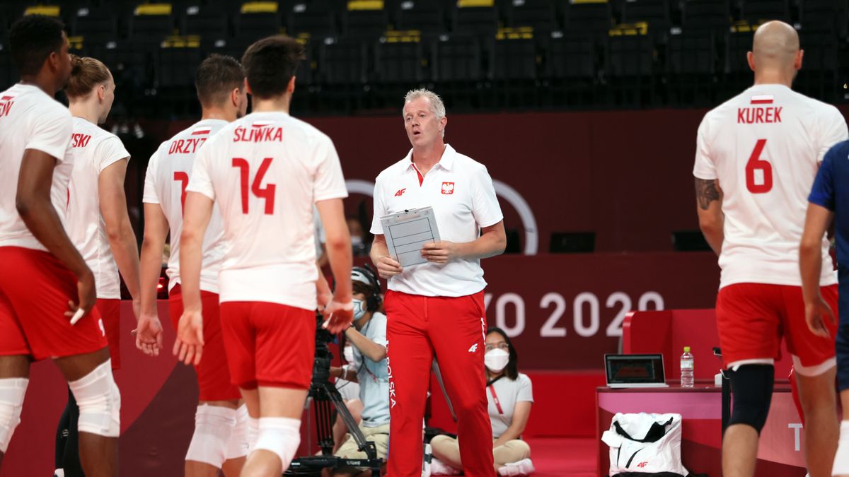 Tokio, Japonia, 24.07.2021. Igrzyska Olimpijskie - Tokio 2020, 24 bm. Trener siatkarskiej reprezentacji Polski Vital Heynen (2P) podczas pierwszego meczu z drużyną Iranu, w hali "Ariake Arena". (paw) PAP/Leszek Szymański EDITORIAL USE ONLY