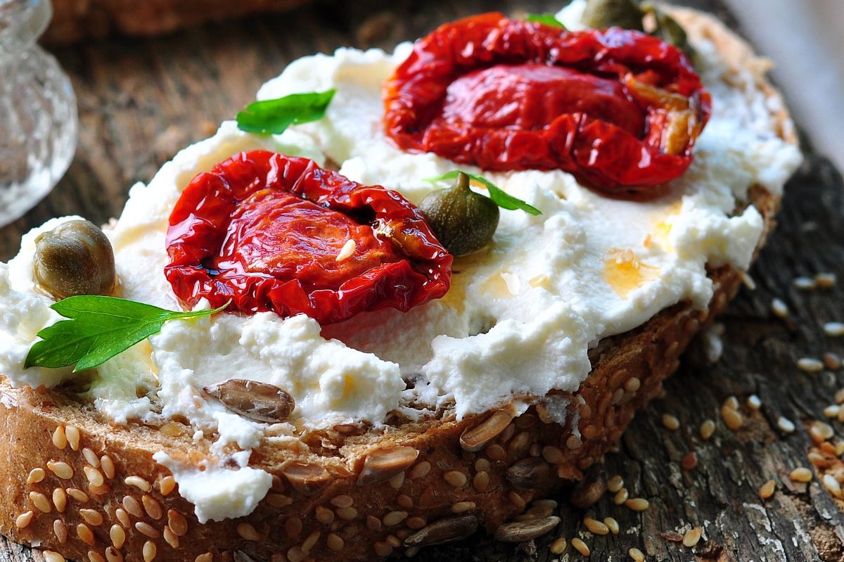 To biały ser delikatniejszy niż twaróg. Wzmacnia zęby i kości, pomaga zgubić boczki