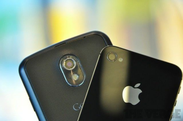 Galaxy Nexus i iPhone 4S | fot. The Verge