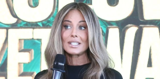 Wyzwolona Małgorzata Rozenek TOPLESS wyleguje się w pieleszach na potrzeby sensualnej sesji (FOTO)