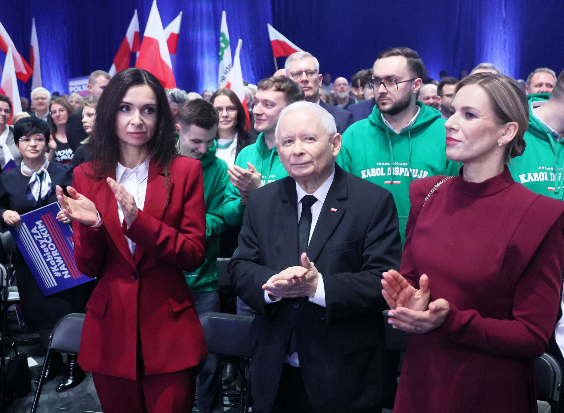 Marta Nawrocka w burgundowej stylizacji 