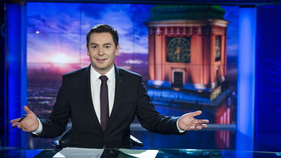 Michał Adamczyk prowadzący program informacyjny "Wiadomości" w TVP1