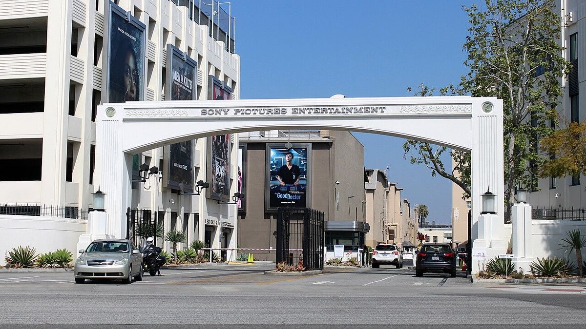 Wjazd do Sony Pictures Studios w Culver City, sfotografowany w kwietniu 2021 roku.