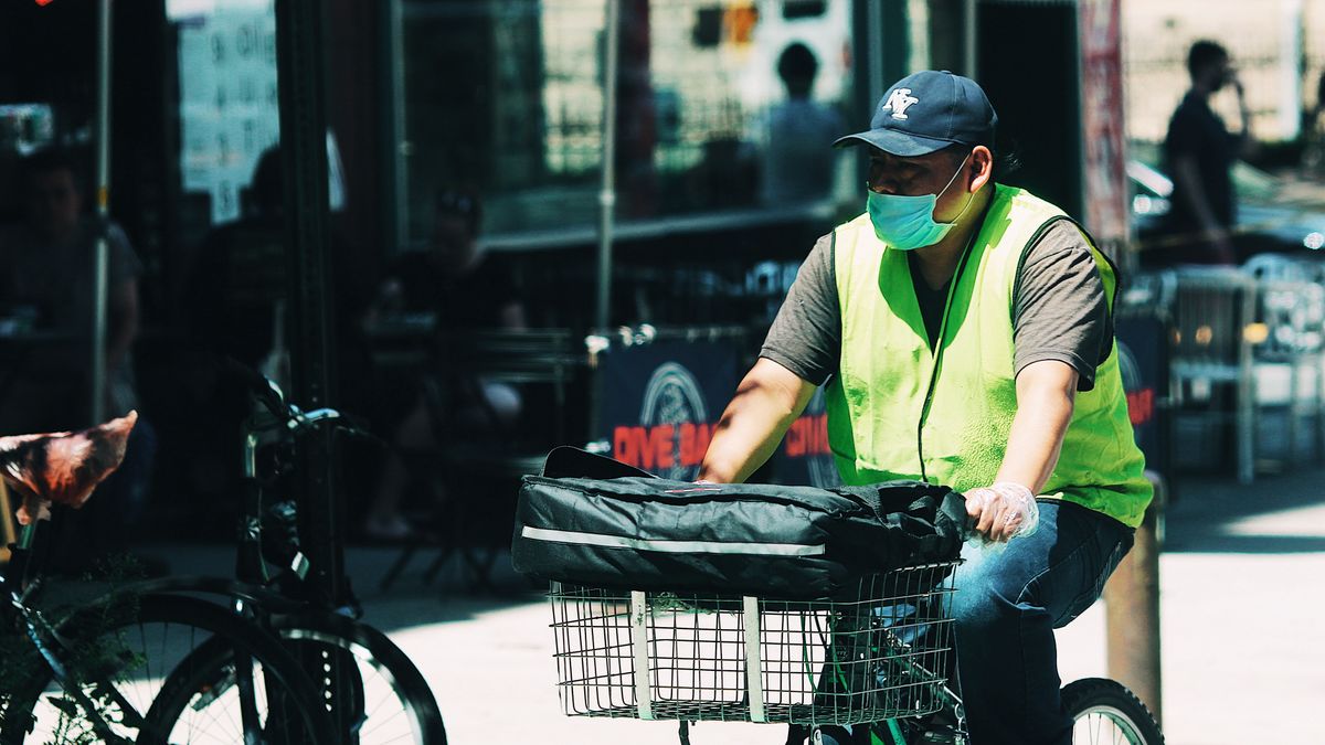 Koronawirus. Mieszkańcy stref czerwonych muszą zawsze nosić maseczki (zdj. ilustracyjne).