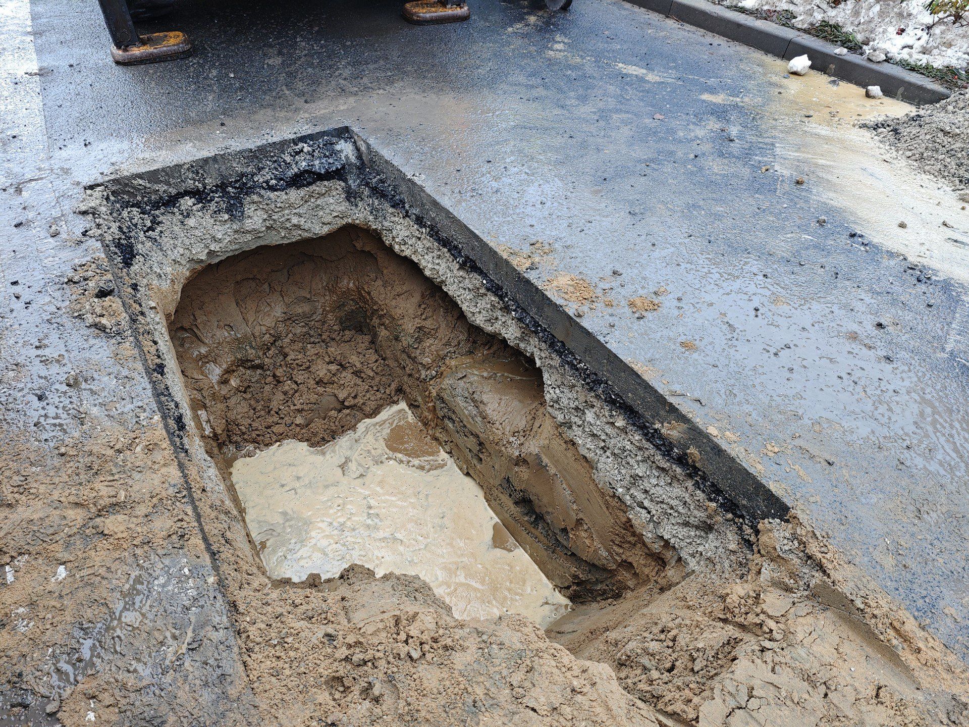 Pracownicy Toruńskich Wodociągów naprawiają rurę, która pękła na wysokości Domu Muz przy Poznańskiej. To druga w ciągu tygodnia awaria wodociągu na ul. Poznańskiej i trzecia w ciągu miesiąca na lewobrzeżu.