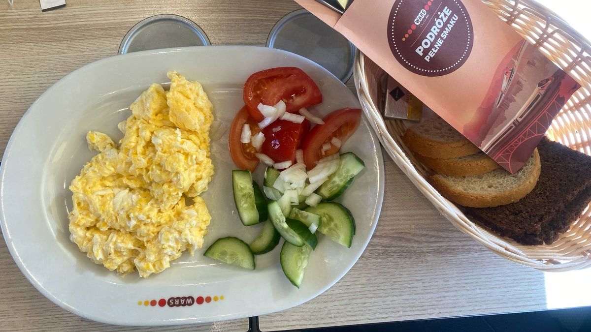 Jajecznica z Warsu z dodatkiem warzyw