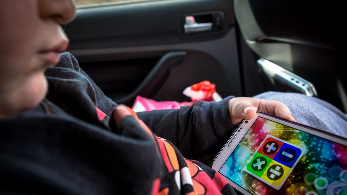 Dziecko ze smartfonem