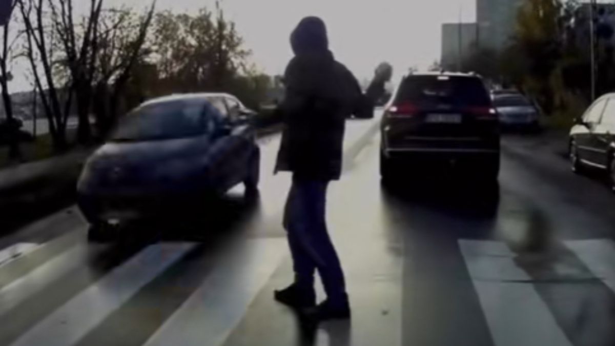 Rzucił kubkiem w samochód.