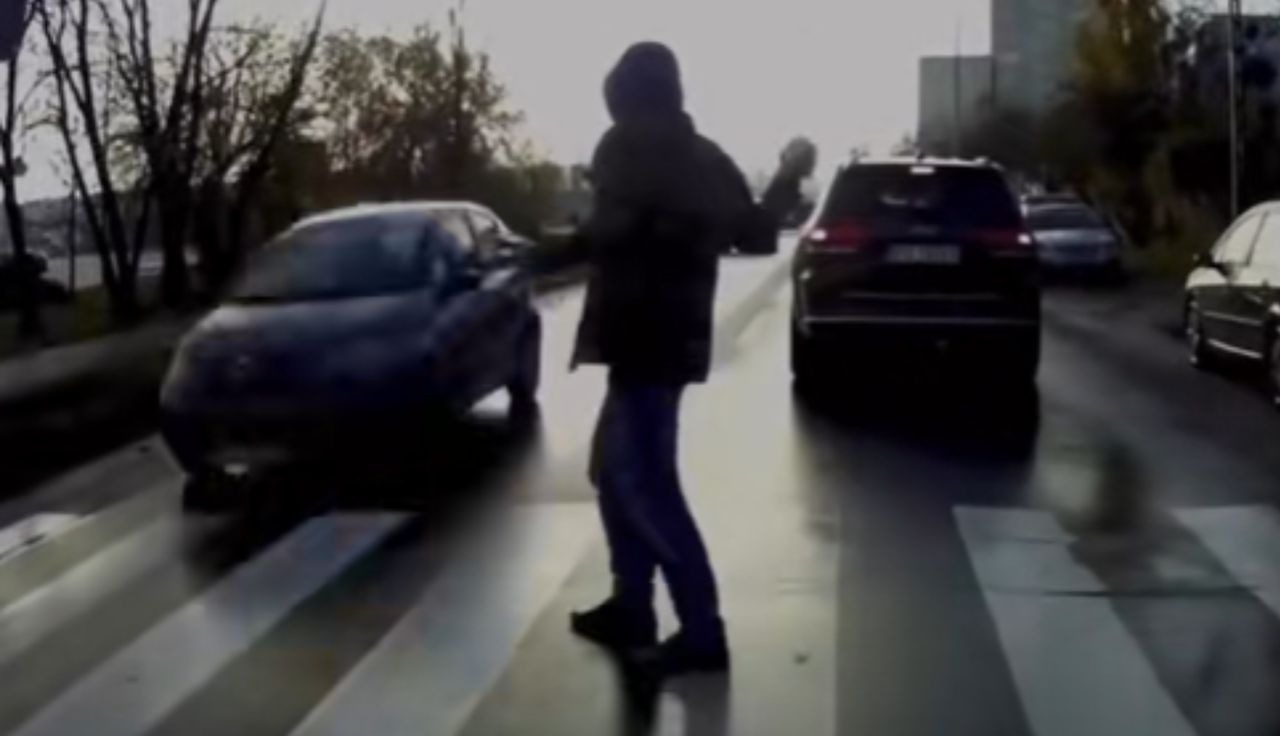 Zamachnął się i rzucił. Sceny na przejściu