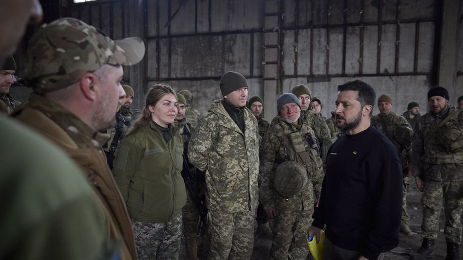 Ukraine's President Zelensky visits troops near the Donetsk frontline
epa10536767 A handout photo made available by the Ukrainian Presidential Press Service shows Ukrainian President Volodymyr Zelensky (R) visiting the advanced positions of the Ukrainian military in the Bakhmut direction, during a working trip to the Donetsk region, at an undisclosed location in Ukraine, 22 March 2023, amid the Russian invasion of the country. Russian troops entered Ukrainian territory on 24 February 2022, starting a conflict that has provoked destruction and a humanitarian crisis.  EPA/PRESIDENTIAL PRESS SERVICE HANDOUT  HANDOUT EDITORIAL USE ONLY/NO SALES 
Dostawca: PAP/EPA.
PRESIDENTIAL PRESS SERVICE HANDOUT