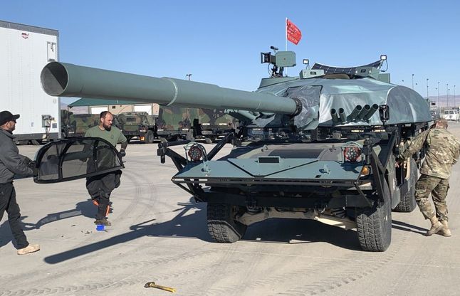 M1097 jako czołg T-72 na poligonie Orchard Training Center w stanie Idaho. Część jego elementów jest nadmuchiwana