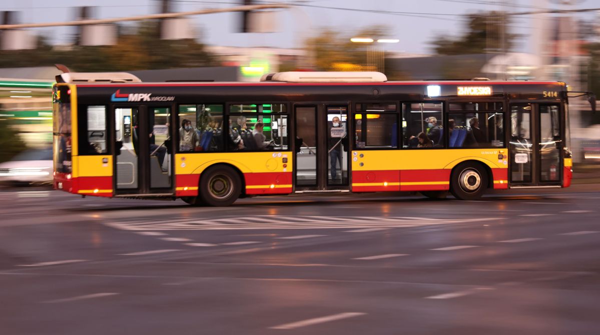 Łódź: Kontrolerów MPK w nowych strojach widać na kilometr