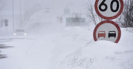 Mikołajki. Kobieta w ciąży utknęła w zaspie: interweniowały służby