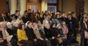 Wielki Piątek w parafii świętego Józefa Robotnika w Kielcach. Po Drodze Krzyżowej rozpoczęła się liturgia. Kapłani i wierni adorowali krzyż