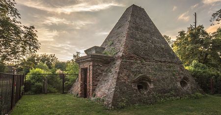 Piramida nieopodal Kluczborka. Niezwykły grobowiec niemieckiej rodziny