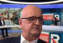 Prof. Tadeusz Kowalski na tle studia Republiki