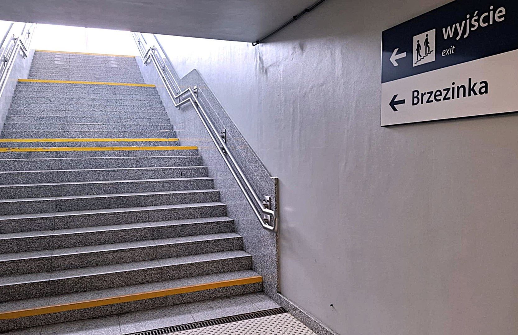 Wyjście schodami do Brzezinki z przejścia podziemnego. Brak prowadnic na schodach czy kamiennych ramp sprawia, że rowerzyści korzystają z wind, aby wydostać się na górę.