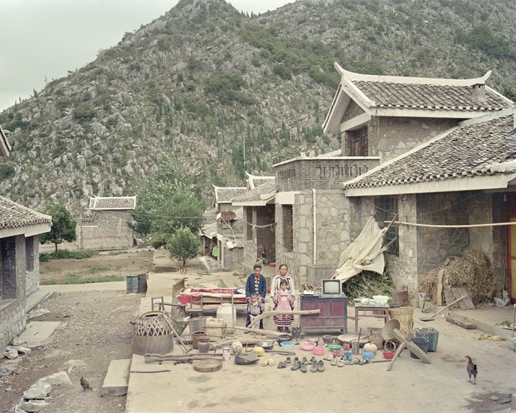 Przez 10 lat fotografował chińskie rodziny z ich całym dobytkiem 16