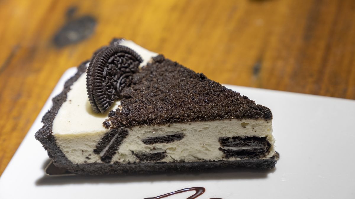 Sernik oreo bez pieczenia to idealny pomysł na szybki deser. Do jego wykonania potrzebujesz tylko 5 składników. 