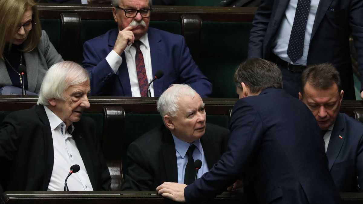 Na zdjęciu politycy PiS w ławach sejmowych (m.in. Ryszard Terlecki, Jarosław Kaczyński i Marius Błaszczak)