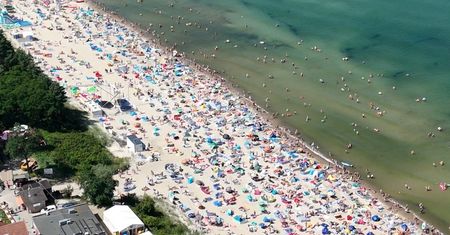 Tłumy nad polskim morzem. "Nie wiemy, w co ręce włożyć"