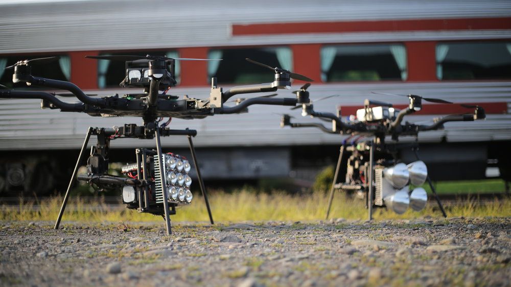 Zobaczcie film oświetlony tylko... dronami 2