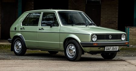 Egzemplarz VW Golfa I z przebiegiem 1188 km trafił na aukcję. Czuć w nim zapach nowości