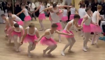 Sceny na studniówce. Prezydent aż zaczął nagrywać