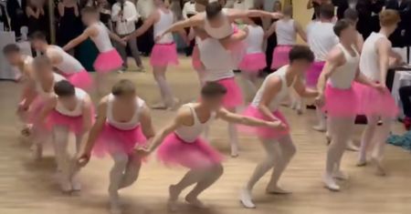 Sceny na studniówce. Prezydent aż zaczął nagrywać
