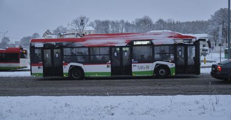 Sypnęło śniegiem, paraliż w Lublinie. Wszystkie linie komunikacyjne są opóźnione, niektóre kursy odwołane