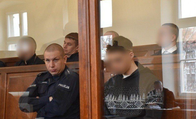 31.03.2025 r. ruszył proces w sprawie śmiertelnego pobicia przed dyskoteką we Wtórku w powiecie ostrowskim. Na ławie oskarżonych zasiadło trzech młodych mężczyzn