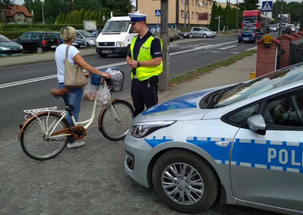 Jazda chodnikiem jest dozwolona, gdy ma on przynajmniej 2 m szerokości, a po jezdni można poruszać się z prędkością większą niż 60 km/h