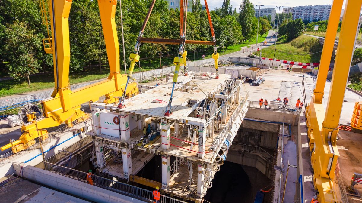 Gigant zjeżdża pod ziemię. Ruszył kolejny etap budowy Kolei Dużych Prędkości