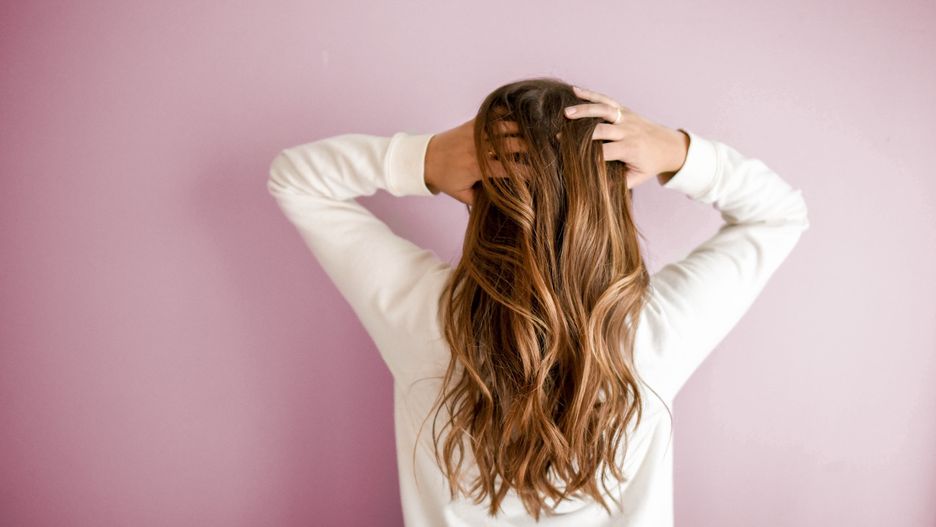 Ciemny blond na włosach. Komu pasuje ten odcień?