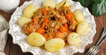 Królik duszony w winie z buraczkami na słodko-pikantnie