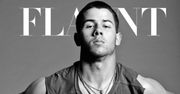 Męski Nick Jonas łapie się za krocze…