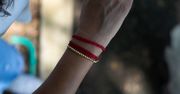 Widzisz czerwoną bransoletkę? Mało kto wie, co ona oznacza