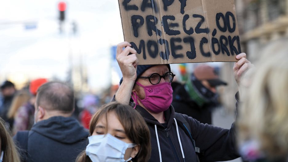 Strajk we Wrocławiu. Policjantka zrobiła furorę. Machała i biła brawo protestującym