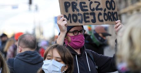 Strajk we Wrocławiu. Policjantka zrobiła furorę. Machała i biła brawo protestującym