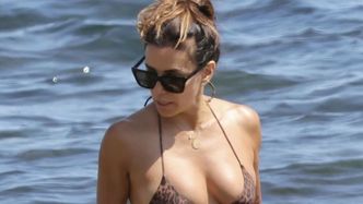 50-letnia Eva Longoria zachwyca formą, bycząc się w bikini w Marbelli